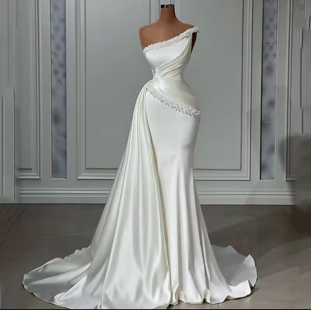Création sur Mesure — Robe de Mariée Satin Ivoire Une Épaule & Traîne Cathédrale