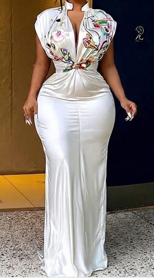 Création sur Mesure — Robe Longue Blanche Satin Col V & Broderies Florales